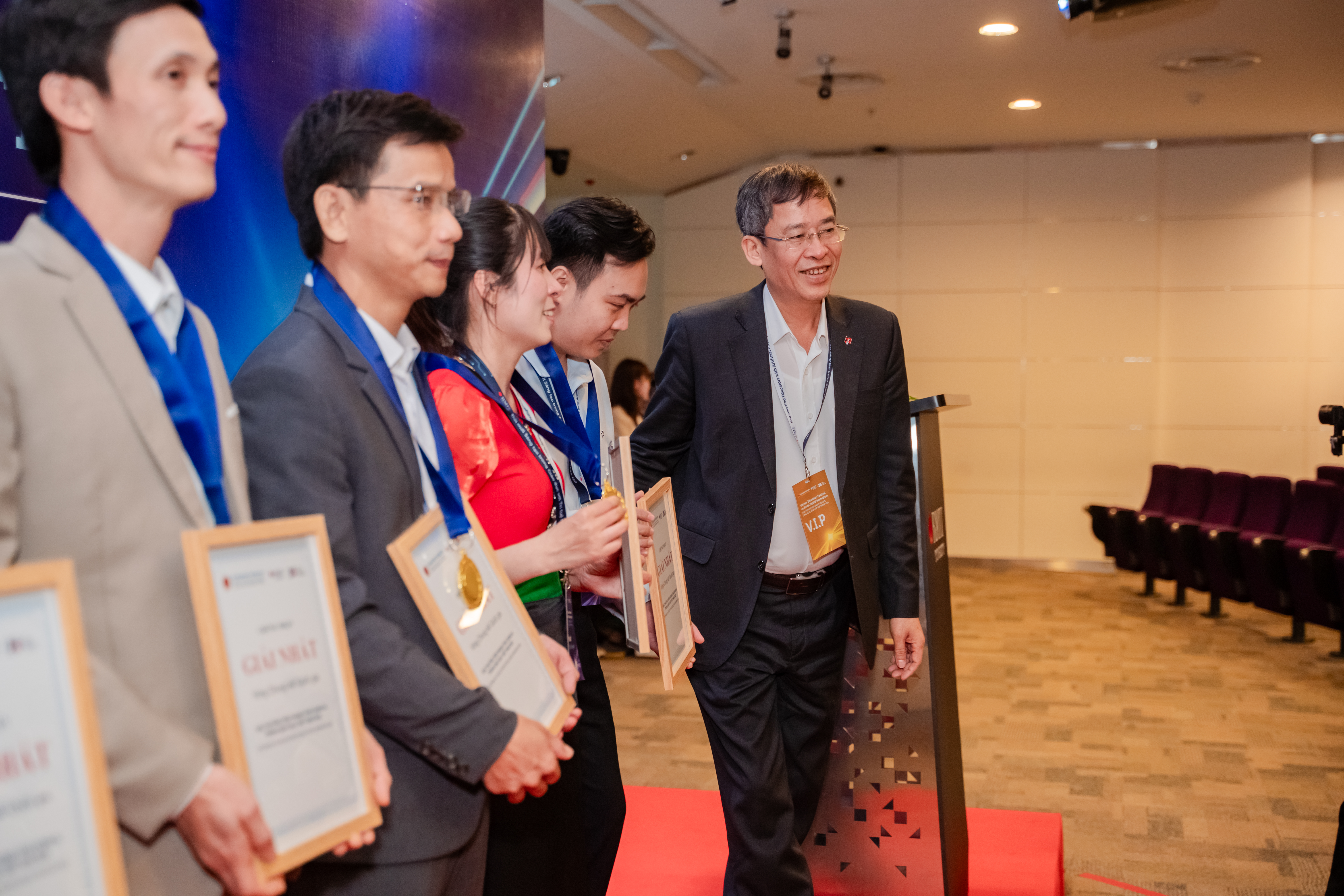 Khoảnh khắc vinh danh Thầy Trần Quốc Quân