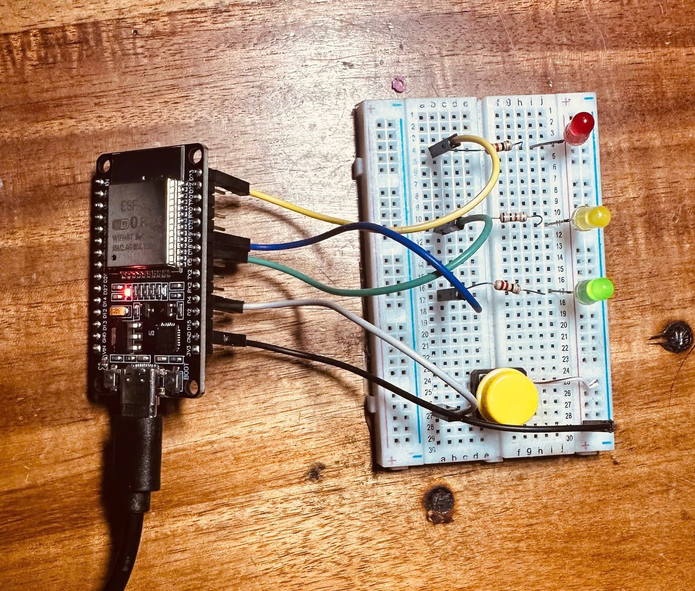 Mạch giống Bài 4: ESP32, nút nhấn, LED và điện trở trên breadboard.